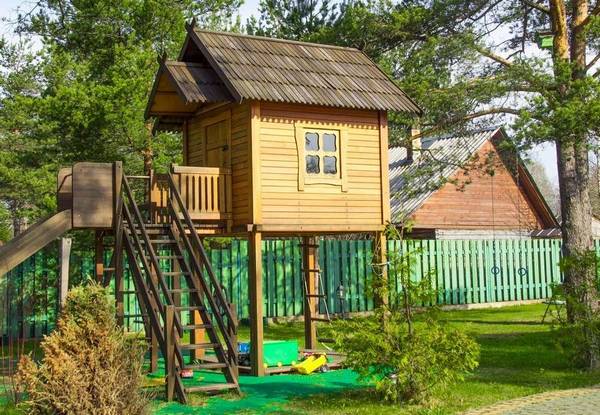 Как построить детский деревянный домик на даче и на дереве - фото