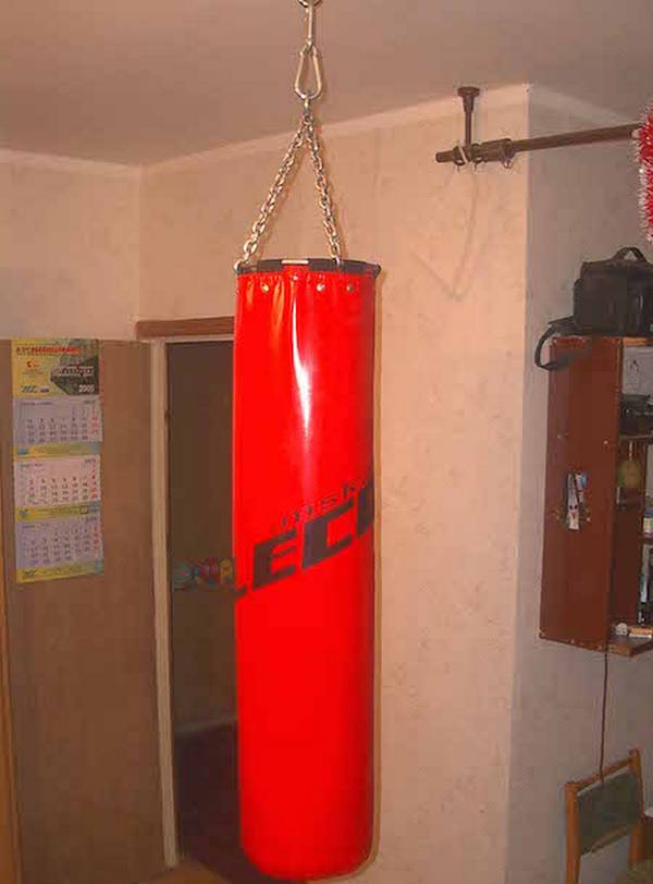 Вешаем боксрскую грушу на потолок в своем доме с фото