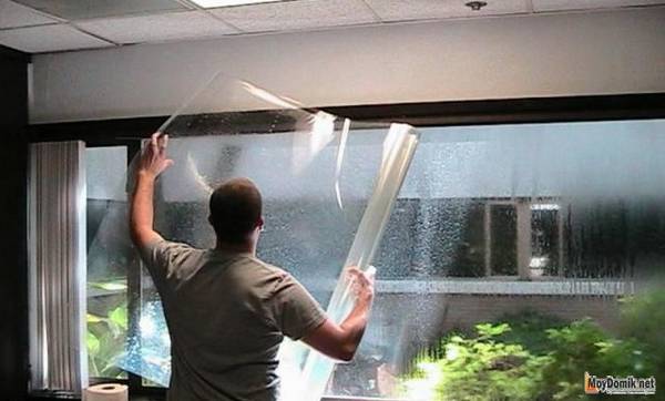 Как правильно наклеить солнцезащитную пленку на окна своими руками - фото