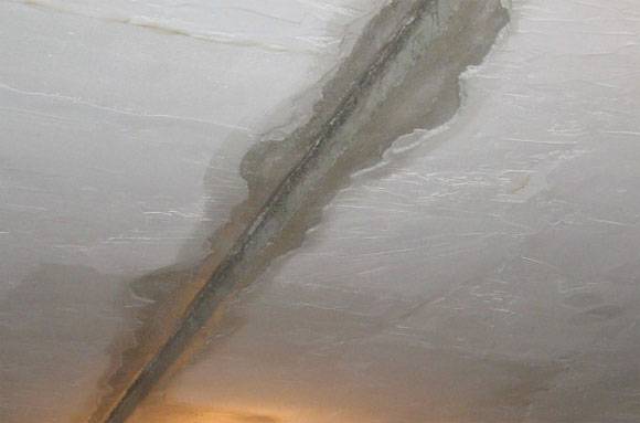 Как заделать трещину на потолке: методы ремонта - фото
