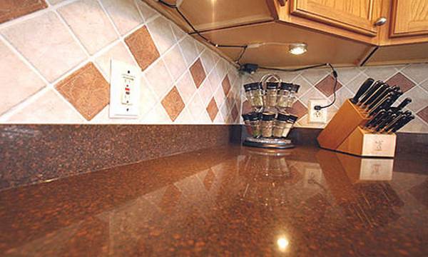 Кухонный плинтус для столешницы - алюминиевый и пластиковый с фото
