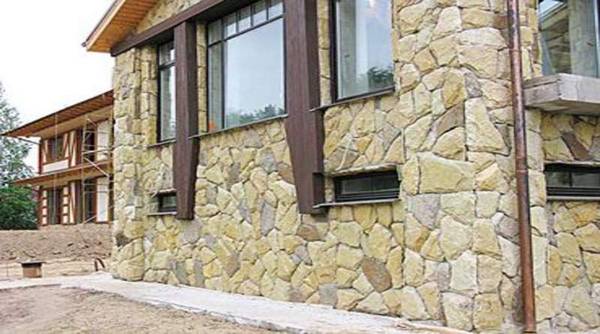 Облицовка фасада дома натуральным камнем - фото