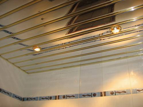 Реечный потолок для ванной комнаты - выбор и инструкция по монтажу - фото