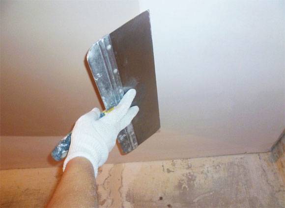 Шпатлевка потолка - технология с фото