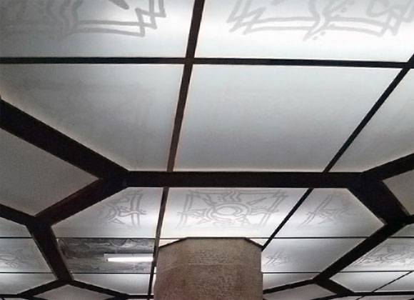 Стеклянный подвесной потолок - эстетично и привлекательно с фото