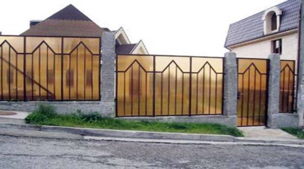 Забор из поликарбоната (фото): преимущества материала, этапы монтажа с фото